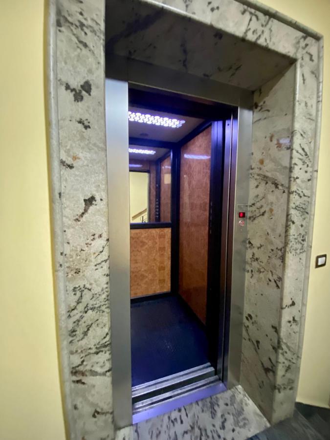 Prince Hotel Тирана Екстер'єр фото