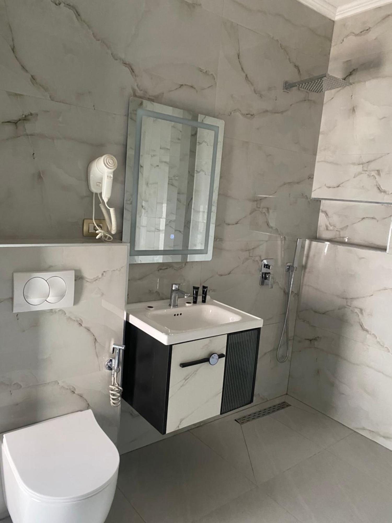 Prince Hotel Тирана Екстер'єр фото